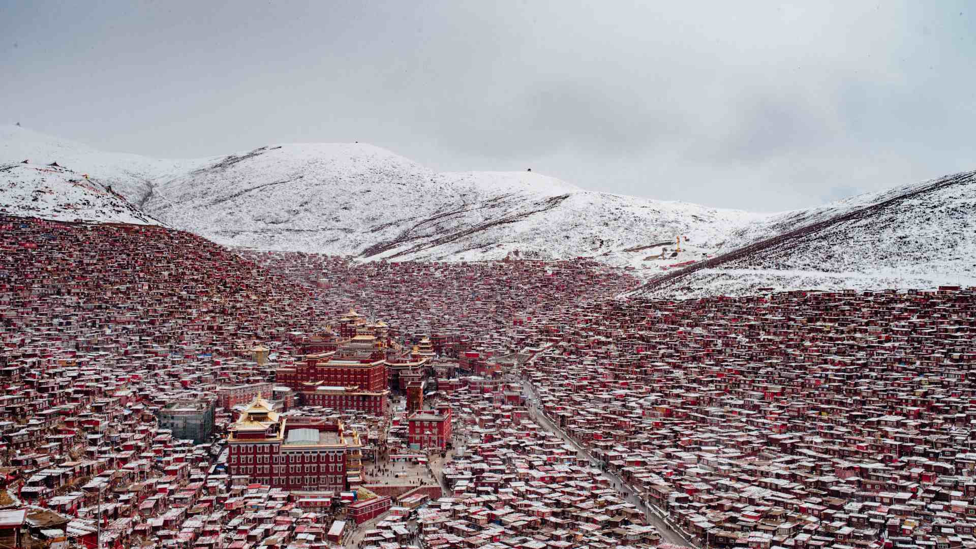 The monk's settlement Larung Gar in Eastern Tibet