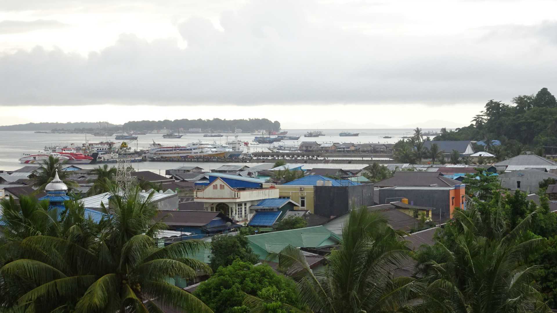 Sorong, the western gateway to New Guinea and the starting point of the expedition route.Photo by Lord Mountbatten, via Wikimedia Commons (CC BY-SA 4.0)