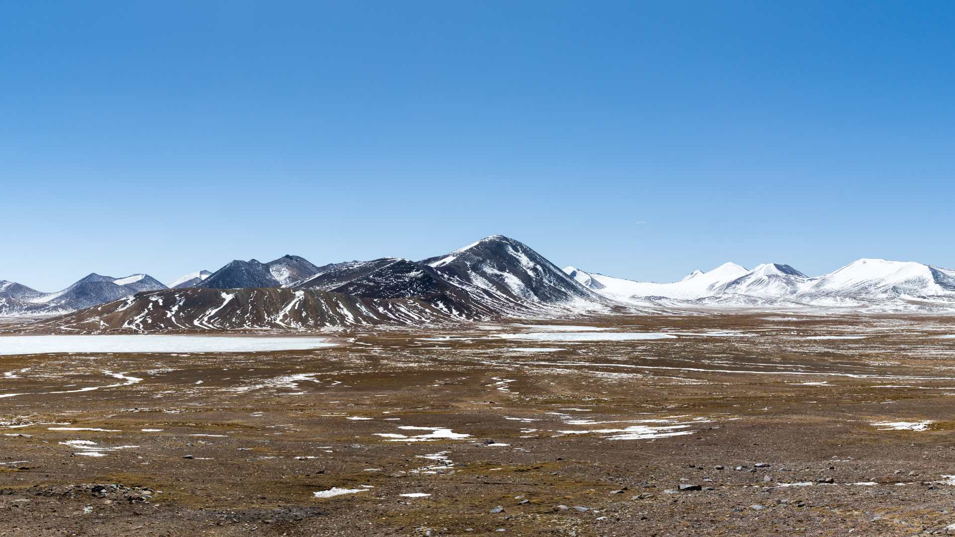 Desolate landscape in the Chang Tang plateau